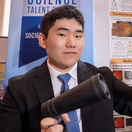 SciNatureNews's tweet photo. JUST IN🚨: A 17-year-old student created an AI that detects autism and ADHD just by scanning the retina.

In initial tests, Edward Kang's AI achieved 89% diagnostic accuracy. https://t.co/i9gpViJGDQ
