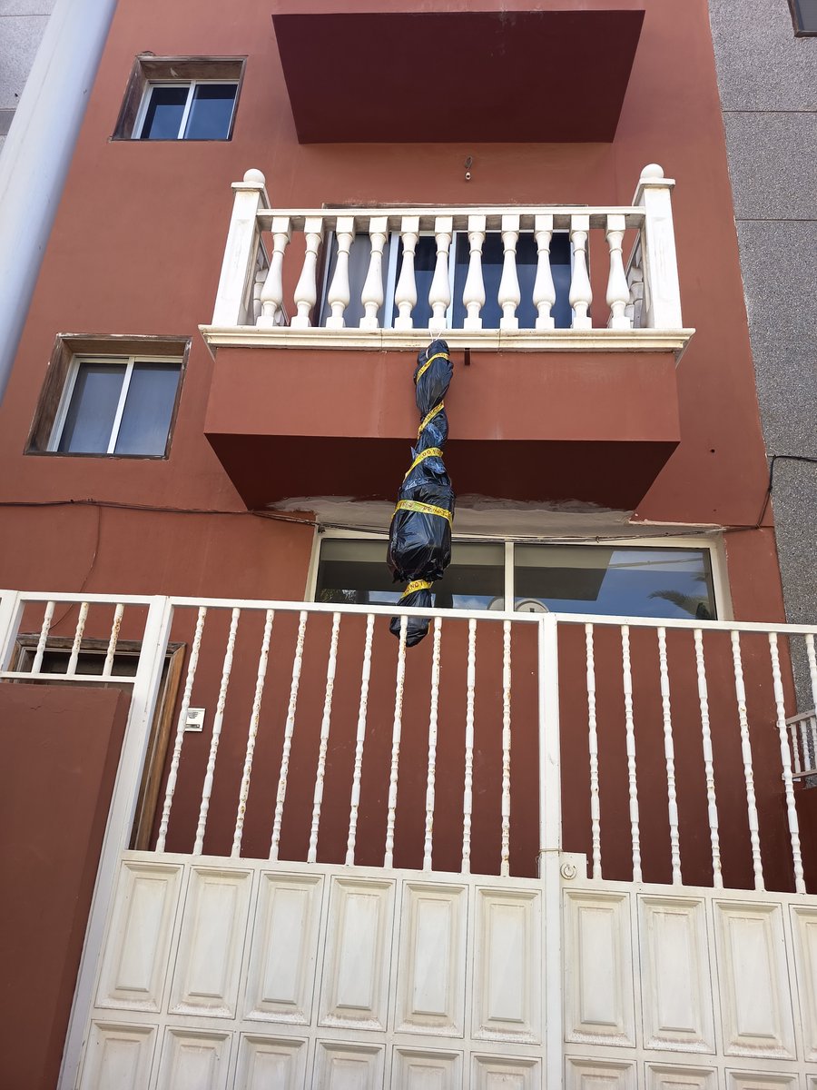 Flejepelo's tweet photo. necesito que empiecen las decoraciones de halloween un poco más tarde porque hoy pasé por Santa María y no sabía lo que pensar la verdad https://t.co/t6PCGrOnIu