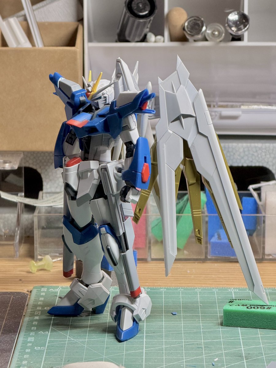 saku3755's tweet photo. やっぱりメタロボの造形が良過ぎる
とりあえず見比べながら羽の角度を変更 https://t.co/7NRXpbW7k3