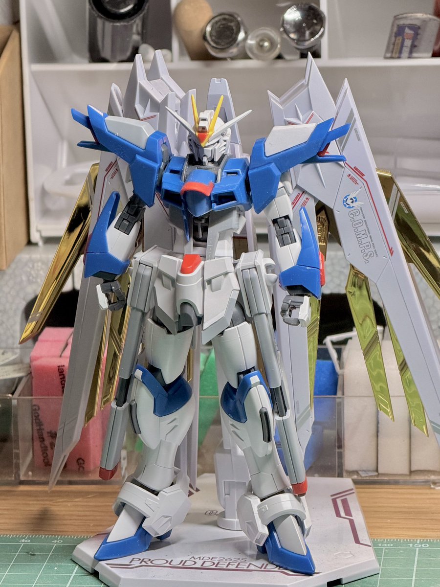 saku3755's tweet photo. やっぱりメタロボの造形が良過ぎる
とりあえず見比べながら羽の角度を変更 https://t.co/7NRXpbW7k3