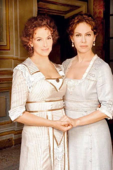 Carmelona5's tweet photo. L’incontro storico tra la marchesa Anna Obrofari e la principessa Maria Pia Lanti di Santacroce 💖👑
#Orgoglio 2004
#ballandoconlestelle https://t.co/aXfW6uDeCn