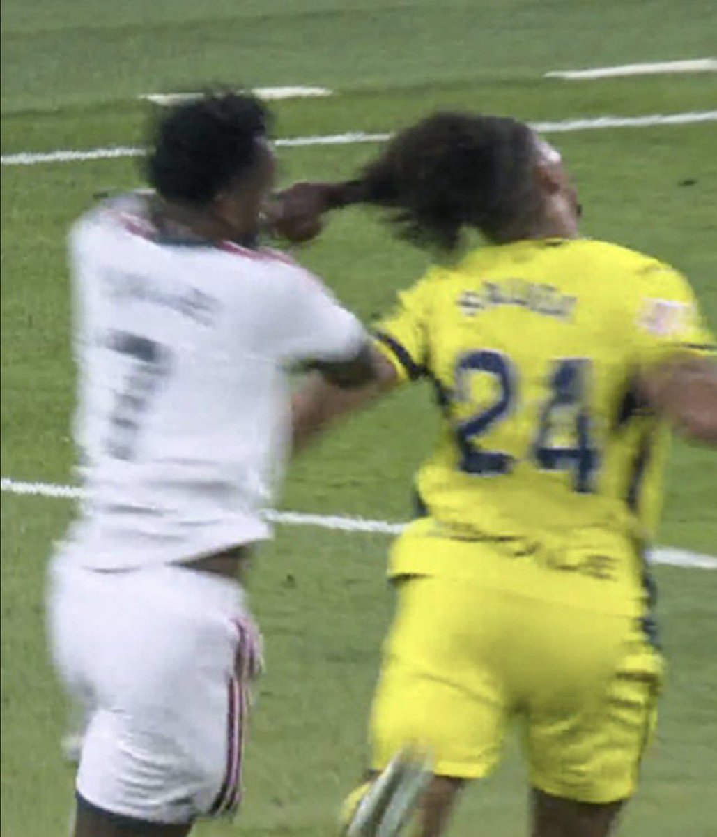 the_marcoli_boy's tweet photo. Red Card                                        No Card https://t.co/C899jnhAgy