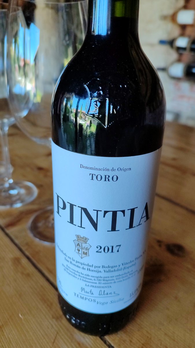 Odinmj1's tweet photo. @KasForcada @TVegaSicilia Acojonante vino, abrí la del 2017 en 2023 cuando conseguí terminar la ingeniería y muy bueno https://t.co/i6fCDFcPRQ