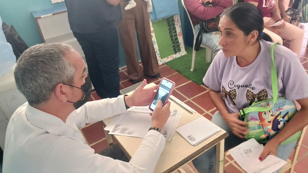 cubacooperaven's tweet photo. 🏔️🩺 "A los médicos que van lejos..."

En la Jornada de Protección Social en San José de Galipán (Macuto, La Guaira), el Dr. Agustín (CDI 10 de Marzo) y la Dra. Yamela (CDI Guaracarumbo) llevaron salud y amor a las alturas. 🇨🇺🤝🇻🇪

#CheVive #CamiloVive #100AñosConFidel https://t.co/21Up2Y5zTc