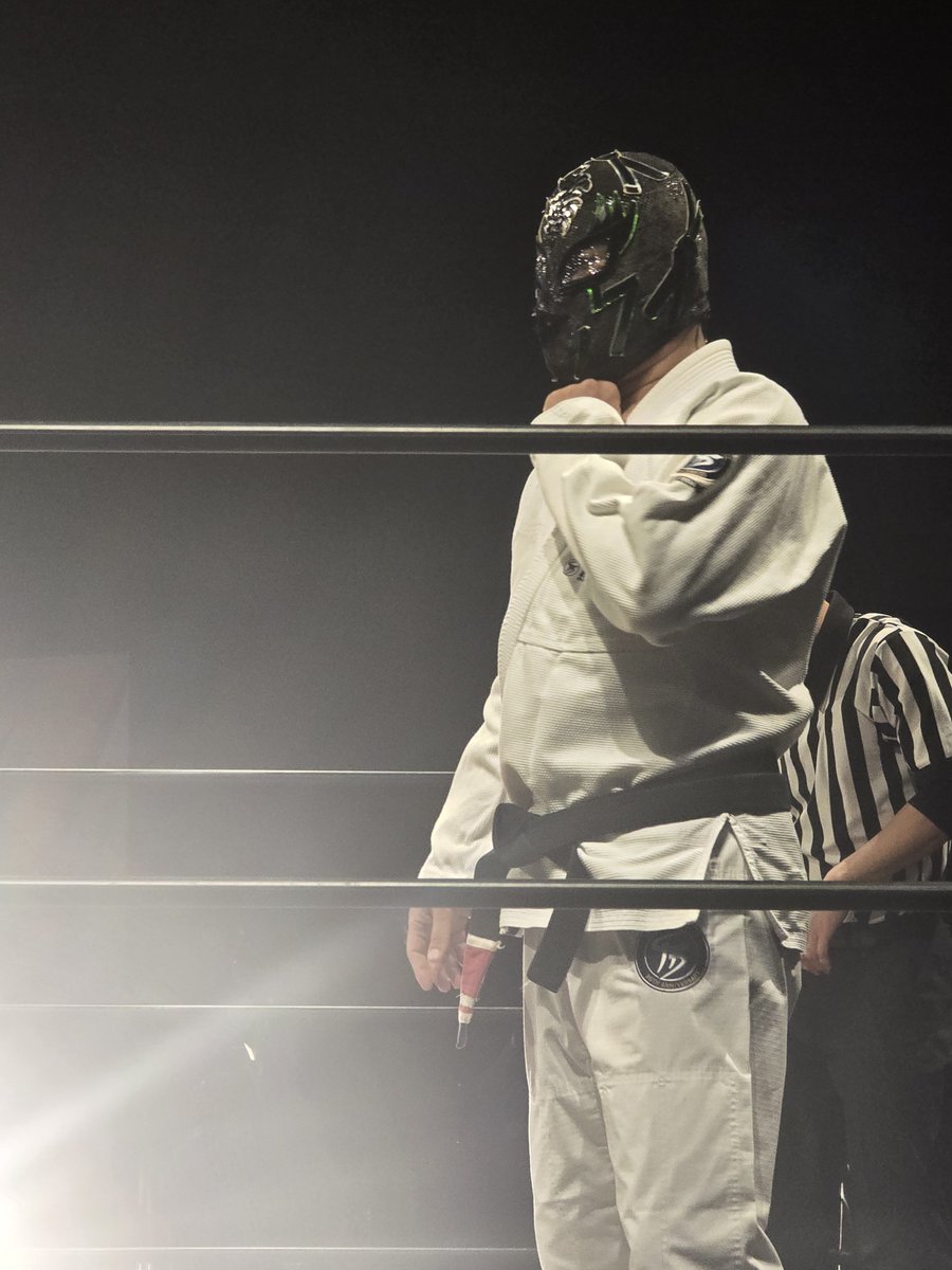 0459_TOMO's tweet photo. KURO-OBI選手

柔術マスターvsデスマッチファイター

今回もまた異種格闘技戦のような試合。
凶器やハードコアな攻撃に苦しんでたけど立ち上がって立ち向かうKURO-OBI選手に感動しました！

背負い投げも綺麗でテンション上がった！

 #TTTpro
 #KUROOBI 選手 https://t.co/S2decCCjZT