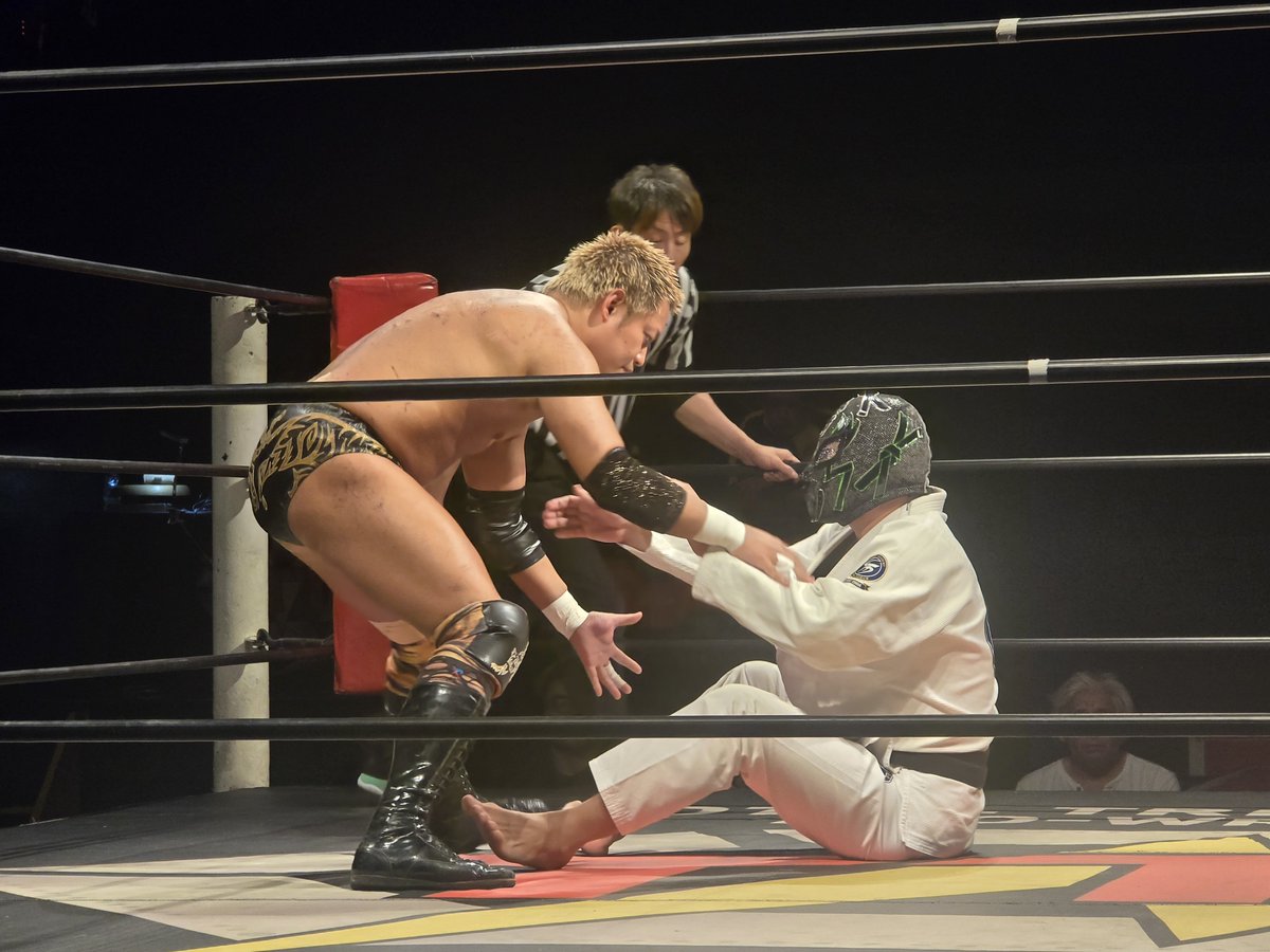 0459_TOMO's tweet photo. KURO-OBI選手

柔術マスターvsデスマッチファイター

今回もまた異種格闘技戦のような試合。
凶器やハードコアな攻撃に苦しんでたけど立ち上がって立ち向かうKURO-OBI選手に感動しました！

背負い投げも綺麗でテンション上がった！

 #TTTpro
 #KUROOBI 選手 https://t.co/S2decCCjZT