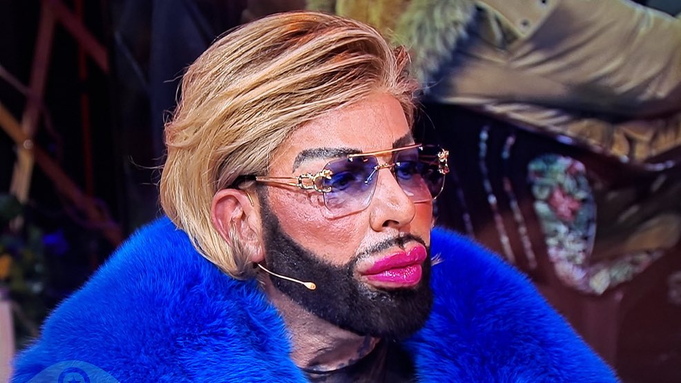 __elke__'s tweet photo. Ich wie gerade auf der Couch sitze und Lisha lausche #promibb https://t.co/7JyrHyAnQe