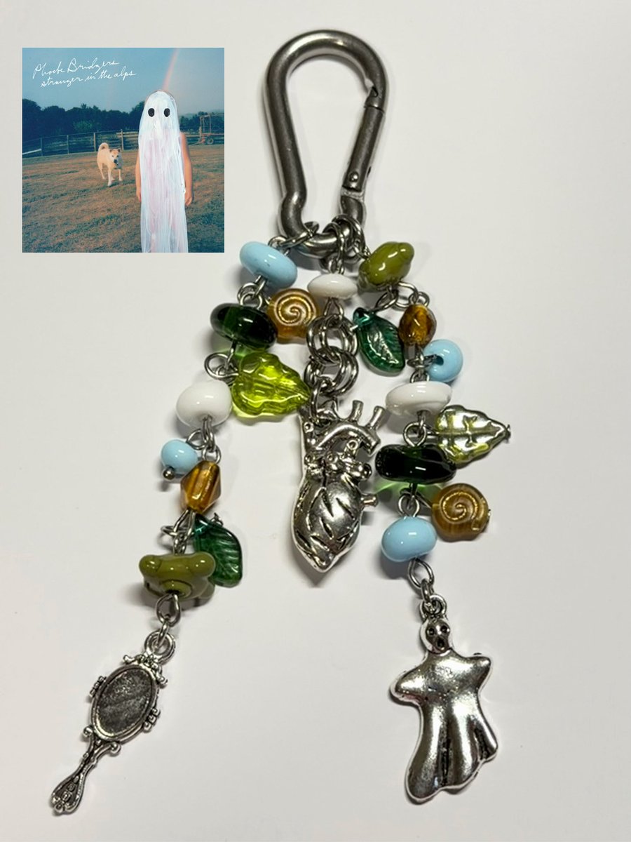 braceletladyy's tweet photo. doing another giveaway!! 

one winner will recieve a custom carabiner or bracelet! 

to enter:
-follow me + rt
-reply with something i should make!!

ends the same day as my next drop, 10/24!! https://t.co/yzs9HXMxxk