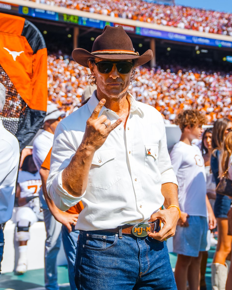 TexasLonghorns's tweet photo. always nice to see a familiar face on the sidelines 🤘

#HookEm https://t.co/pUKWZopoSt