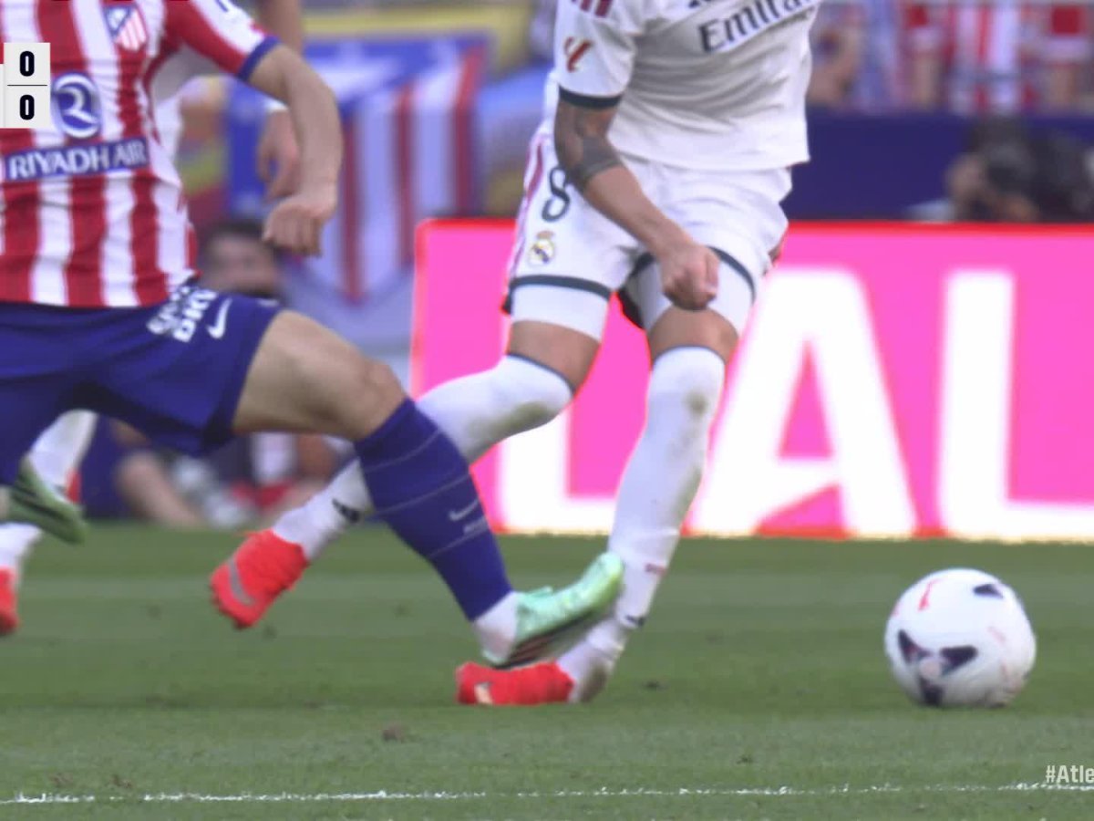 Lavozgalactica's tweet photo. Los árbitros de La Liga Negreira:

TARJETA ROJA                                BALÓN https://t.co/l1IKjXoWap