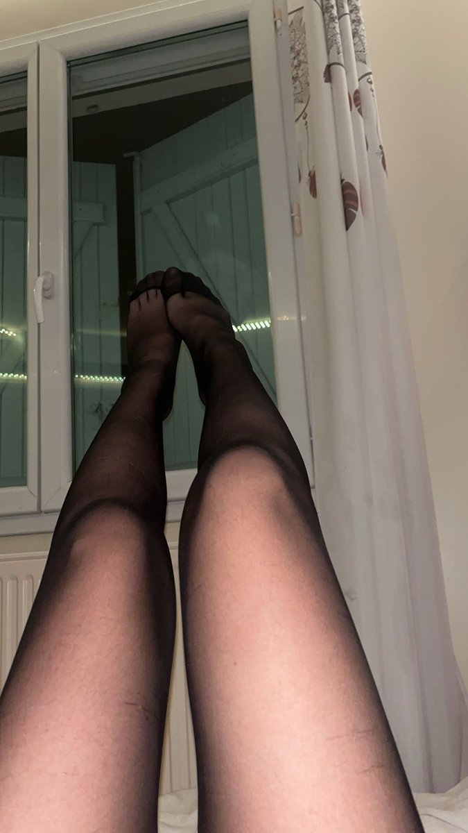 reinelunax's tweet photo. venez tous aux pieds bande de grosses chiennes 😝 #soumis #moneyslave #pied #fetichiste #chienne https://t.co/8yf4EvZA9M