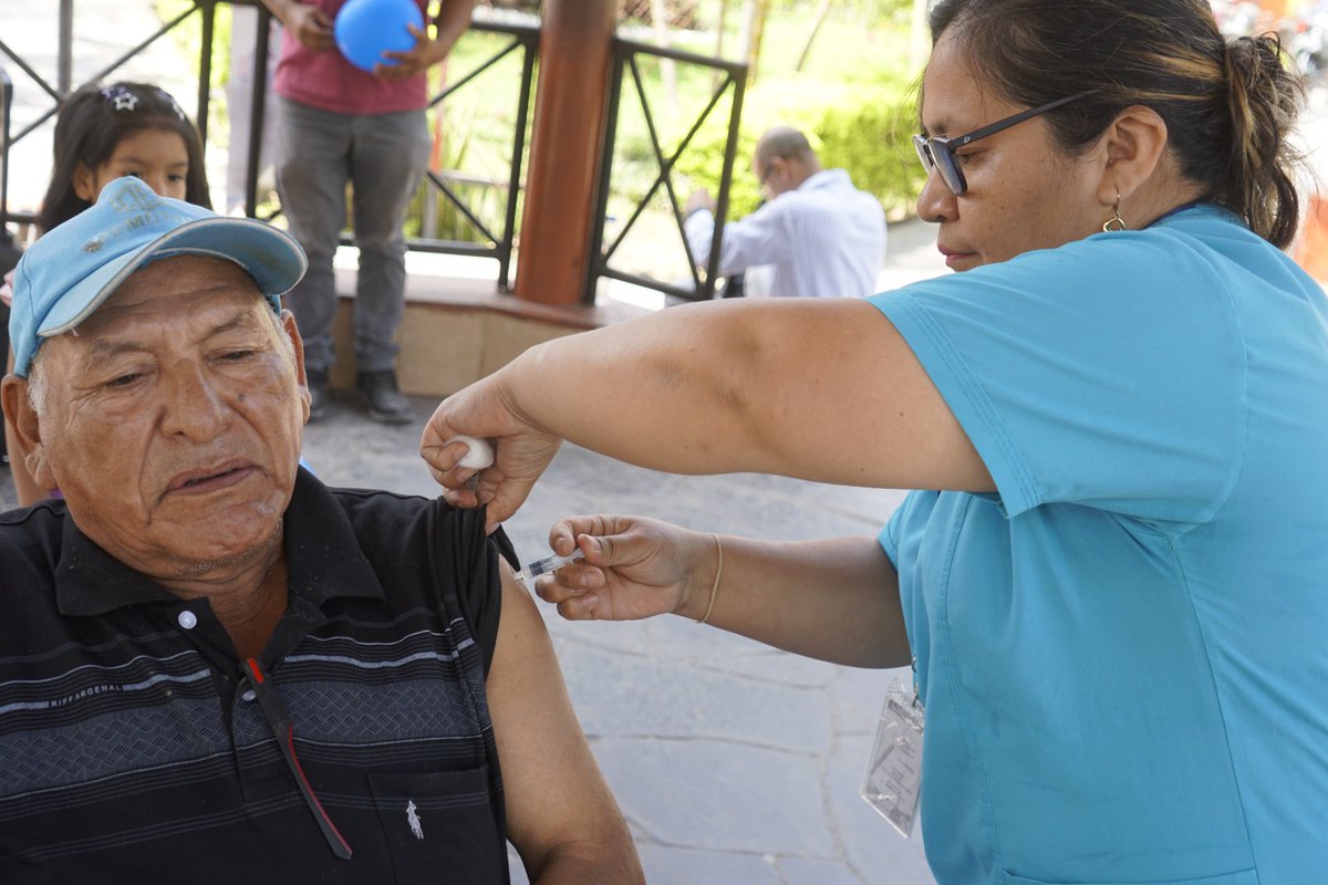DIRISLimaSur's tweet photo. ¡La plaza de Armas de Lurín se convirtió en un gran punto de salud! 💉💙
Más de 70 personas fueron vacunadas y se realizaron más de 50 pruebas de VPH y tamizajes de prevención de cáncer durante campaña de salud organizada por la DIRIS Lima Sur. https://t.co/w5X3f8mXdZ