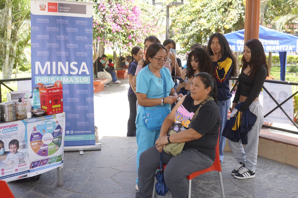 DIRISLimaSur's tweet photo. ¡La plaza de Armas de Lurín se convirtió en un gran punto de salud! 💉💙
Más de 70 personas fueron vacunadas y se realizaron más de 50 pruebas de VPH y tamizajes de prevención de cáncer durante campaña de salud organizada por la DIRIS Lima Sur. https://t.co/w5X3f8mXdZ