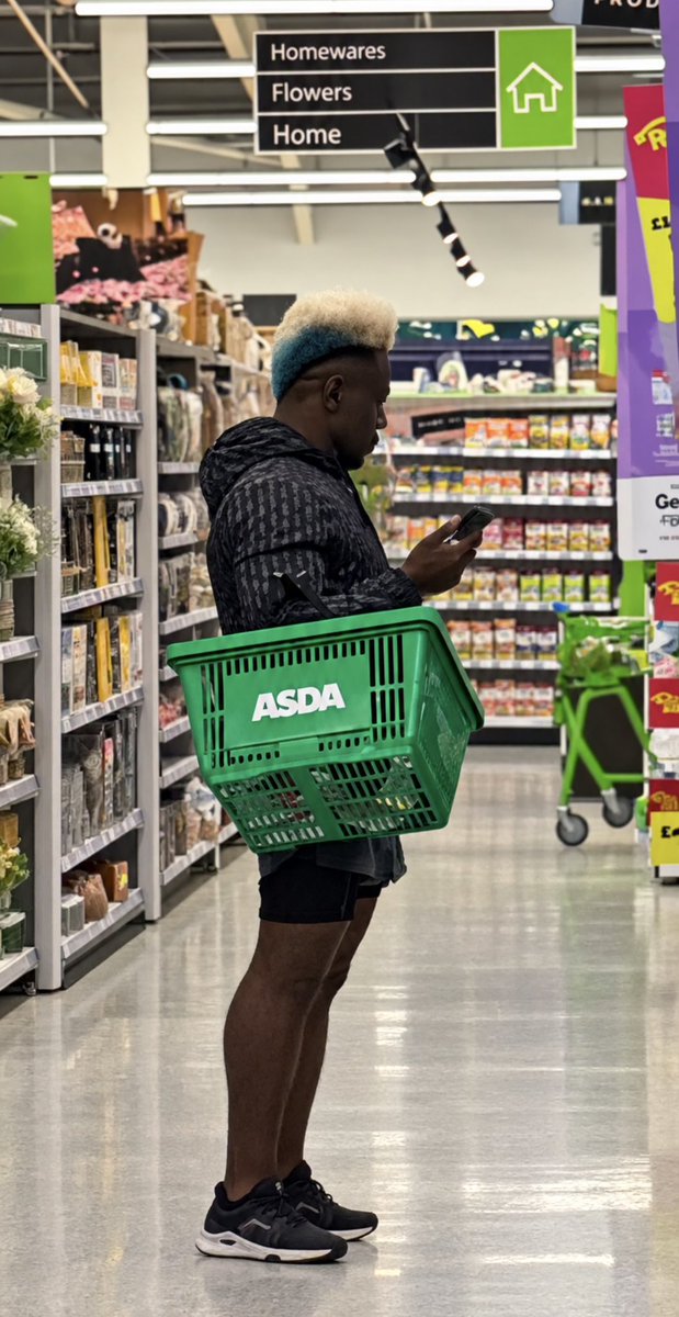 MrHMFC's tweet photo. Fucking hell, it’s not every day you see Wesley Snipes shopping in Asda Old Kent Road 🥴🤣 https://t.co/eydkW92CQp