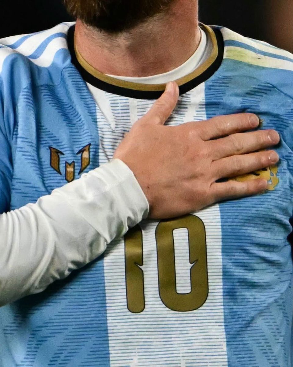 Messi_TheGOAT's tweet photo. LEGEND 🐐✨

#Messi𓃵 
#Messi 
#LeoMessi 
#LionelMessi 
#GOAT 

#Faith 
#Humility 
#Consistency 
#Resilience 
#Longevity 
#SUCCESS 

#Argentina 
#AFA 
#ARG 
#VamosArgentina 
#CopaAmerica 
#WorldCup 
#FIFAWorldCup 
#FIFAWorldCup2022 
#FIFAWorldCup2026 https://t.co/9WWK6tpq8s
