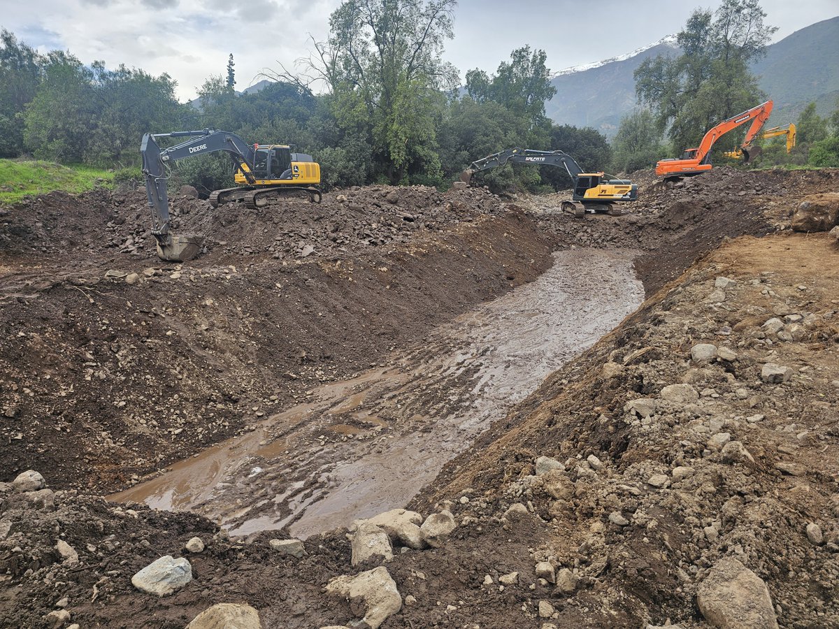 louisdegrange's tweet photo. A la izquierda, imagen de Quebrada Honda el día viernes en la mañana. A la derecha, estado actual de hoy sábado en la tarde. Equipos Minicipio y MOP desplegados a lo largo de la quebrada despejándola comoletamente. https://t.co/UILYlmrbBK