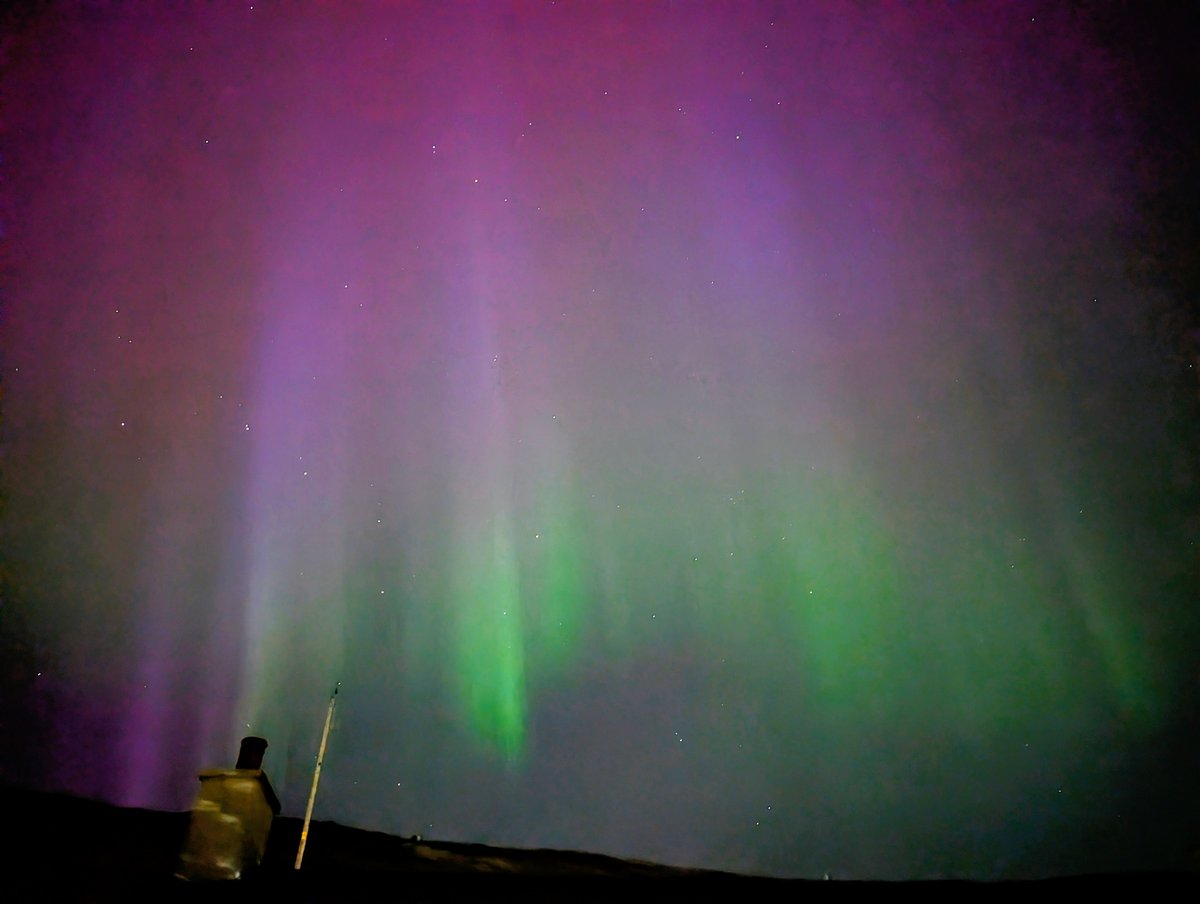 MJLbirder's tweet photo. A rather lovely display from the Aurora Borealis in Scalloway tonight. https://t.co/zkq0vTch5B