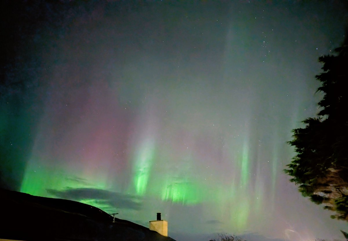 MJLbirder's tweet photo. A rather lovely display from the Aurora Borealis in Scalloway tonight. https://t.co/zkq0vTch5B