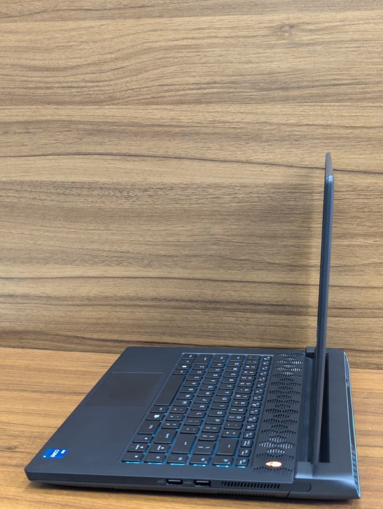 habeeb40592's tweet photo. *ALIENWARE M15 R7*
15.6" 240Hz QHD Display 
Intel i7-12700H
32GB RAM | 2TB SSD
*16GB, NVIDIA RTX 3080Ti Graphics*
AlienFX RGB Keyboard 
Laptop + Charger ONLY 
N2.150m https://t.co/YMQ03RhCcK
