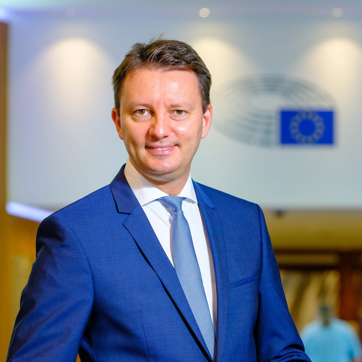 RRInternational's tweet photo. Totodată, pachetul propus nu ia în considerare #creşterea moderată, de 10% a #bugetului, votată de Parlamentul European în aprilie, a scris @SMuresan. El a arătat că, în calitate de negociator-şef al PE, transmite că această poziţie de negociere nu poate fi acceptată de PE. (3/4) https://t.co/fmO7uLLcFw