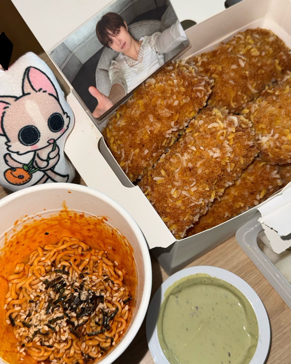 huntcliche's tweet photo. 콰삭모짜킹~~~~ 내입맛엔 불닭보다 엽떡이 더 조화로움!! 나 엽떡 엄청좋아하는건 아닌데도말이야 그리고 식은 모짜킹이 더 좋음! 근데 몇번만 더먹고 그냥 콰삭킹 먹으려구 그게더좋아 근데여태까지 치즈치킨들중에 이게젤좋아 맛있옹 #죠삼무사 https://t.co/b1VPuH8YOf