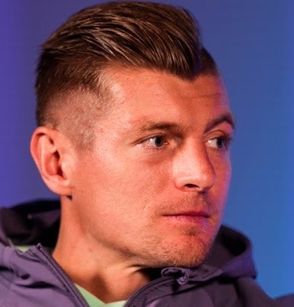 UTD_Seth001's tweet photo. 🚨Toni Kroos on Vinícius Jr.’s red card incident against Villarreal:

🗣️ Toni Kroos:

“People will argue about the disallowed goal. Fine. Others will argue that Vinícius pulled Saliba’s hair. Fine. But did anyone watch what happened before that incident?

Vini receives the ball, passes it across to Jude Bellingham and immediately starts his run forward. Saliba blocks his path, Vini tries to get around him, and his hand makes contact with Saliba’s hair before he continues his run into the box.

Now, where was the referee? Where was VAR when Saliba was blocking Vini from making that progressive run?

The referee allows play to continue. Jude drives forward, finds Vini with a beautiful pass, and Vini does what he does best: he finishes the chance and puts the ball in the net.

That’s football! A brilliant pass, an intelligent run and a quality finish.

Then comes the celebration. José Mourinho runs over to celebrate with Vini, supporting a player who has been going through a difficult period.

A few seconds later, we’re watching VAR. And I’m sitting there thinking, ‘What exactly are we looking for here?’

Do I see contact with Saliba’s hair? Yes. I’m not going to deny that. But do I see an aggressive hair pull? Do I see Vini stopping to fight him or deliberately trying to hurt him? No, I don’t.

I see two players competing for position, contact being made, and the game continuing. Yet somehow, that incident becomes important enough to overturn a goal and send Vini off.

When the referee showed him the red card, I couldn’t control my anger.

Not because Vini should be allowed to do whatever he wants. No player is above the rules. But if you’re going to punish someone that severely, you need to be absolutely certain about what you’re punishing.

What frustrates me is the inconsistency. Football is a contact sport. Players fight for space, hold positions and use their arms. Why are we examining Vini’s reaction so closely while seemingly ignoring what happened before it?

And let’s be honest, when you cancel a goal and send a player off, you’re not just making a small decision. You’re changing the entire game. That’s why I expect the officials to look at the whole sequence, not simply isolate one moment and ignore everything that led to it.

And just like that, Jude’s beautiful pass and Vini’s finish become secondary. Everybody is talking about a few seconds of contact instead of the football.

I have no problem with referees enforcing the rules. I have a problem when the punishment becomes the story and the football gets forgotten.

Vini should be judged fairly, just like every other player. His reputation should neither protect him nor condemn him.

If a goal can be scored, celebrated and then taken away because of contact the referee initially allowed, the very least we deserve is a clear explanation. Football needs consistency, not confusion.”
