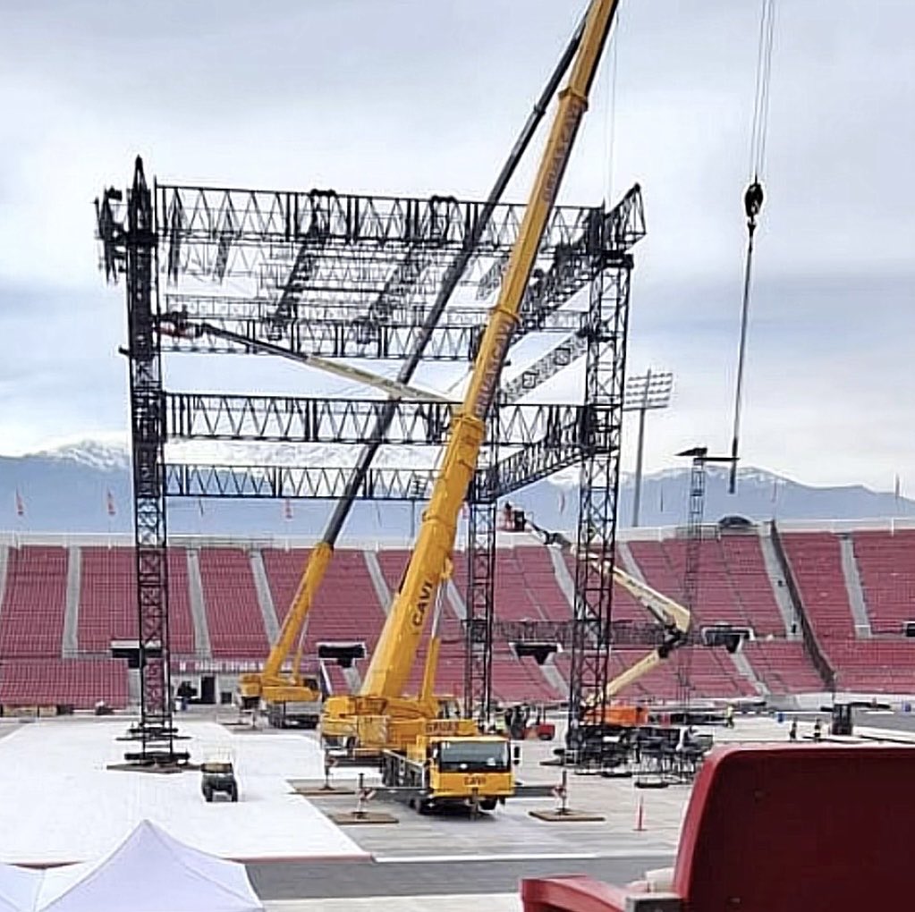 soloyioooj's tweet photo. WEONAAAAS SI HAY PANTALLAS LATERALES PARA CHILEEEEE.. miren la estructura lateral que hay 😭 CHILE LO RECUPERA TODO https://t.co/ohuYiu4vn8