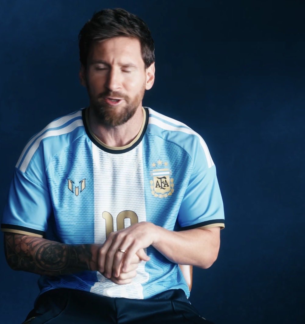 M10GOAT's tweet photo. الأسطورة ليو ميسي:

"في كرة القدم، يكون تفكيرك دائمًا فيما هو قادم، ومن الصعب جدًا تحقيق الإنجازات. 

وقد حدث لي أنني كنت أحقق إنجازًا، ثم أبدأ مباشرةً بالتفكير فيما ينتظرني بعده، من دون أن أمنح نفسي الوقت الكافي للاستمتاع بما حققته.

وفي الواقع، لا أعرف إن كنت قد استوعبت حتى الآن كل ما حققته في كرة القدم، وما أنجزته على الصعيدين الجماعي والفردي."