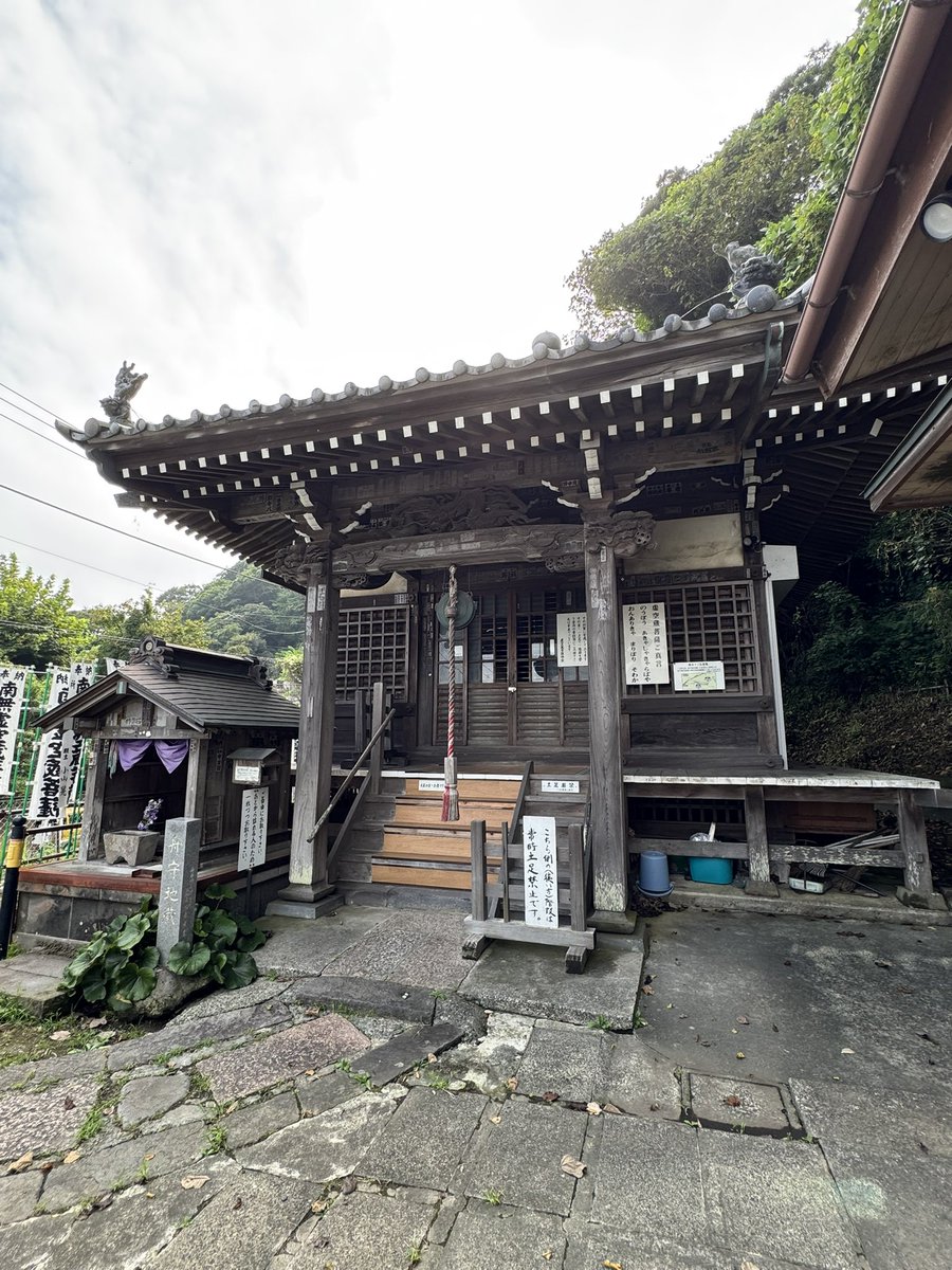 baskosanasana's tweet photo. 鎌倉・成就院境外仏
虚空蔵堂
（明鏡山・円満院　星井寺）

成就院の向かい道を挟んだ場所にあるのが虚空蔵堂

高僧行基と縁のあると伝えられる歴史ある寺

鎌倉十三仏霊場
第十三番札所でもあります

御朱印は成就院にと書置きがあります

こちらは成就院境外
📷写真撮影は🆗みたいです https://t.co/LPqLYWRqTr