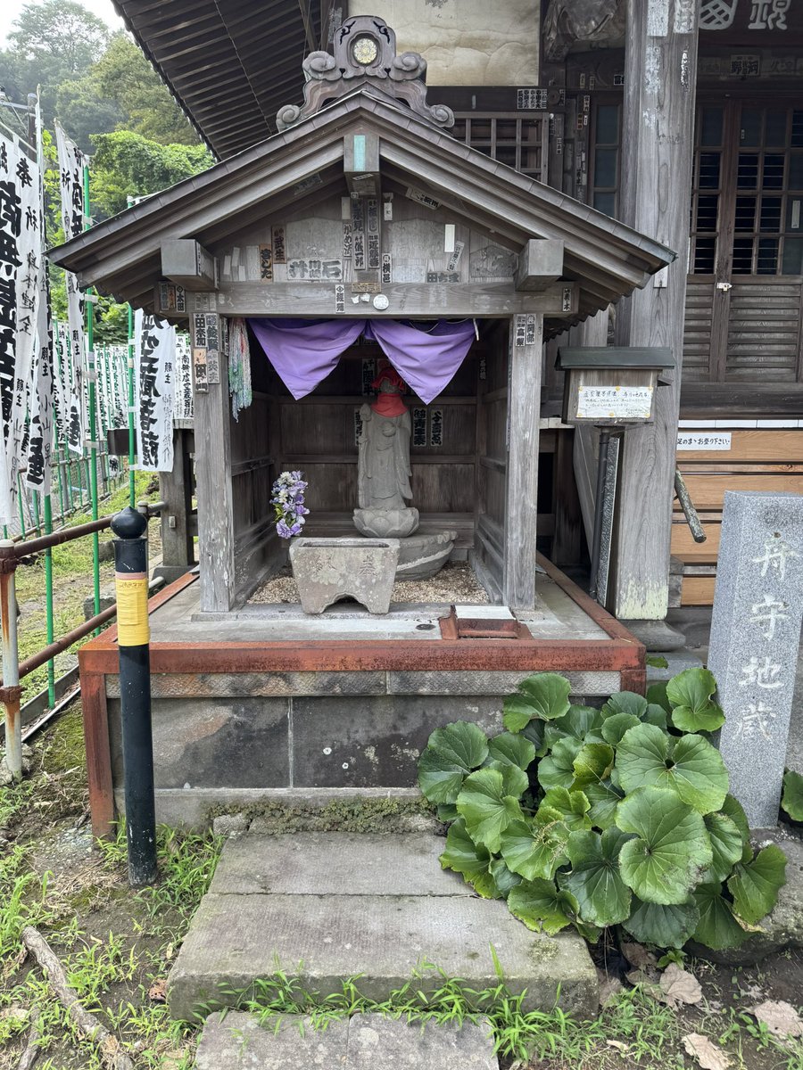 baskosanasana's tweet photo. 鎌倉・成就院境外仏
虚空蔵堂
（明鏡山・円満院　星井寺）

成就院の向かい道を挟んだ場所にあるのが虚空蔵堂

高僧行基と縁のあると伝えられる歴史ある寺

鎌倉十三仏霊場
第十三番札所でもあります

御朱印は成就院にと書置きがあります

こちらは成就院境外
📷写真撮影は🆗みたいです https://t.co/LPqLYWRqTr