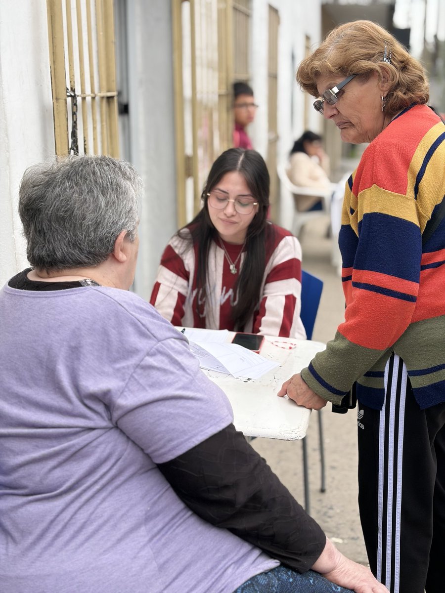 LLAMalArg's tweet photo. 🇦🇷 Operativos de organismos nacionales en Villa de Mayo.

En el Centro de Jubilados y Pensionados “San Jorge”, acercamos servicios de ANSES, PAMI, RENAPER y la Secretaría de Trabajo para facilitar trámites y consultas a los vecinos. https://t.co/tcTpWY4uxz