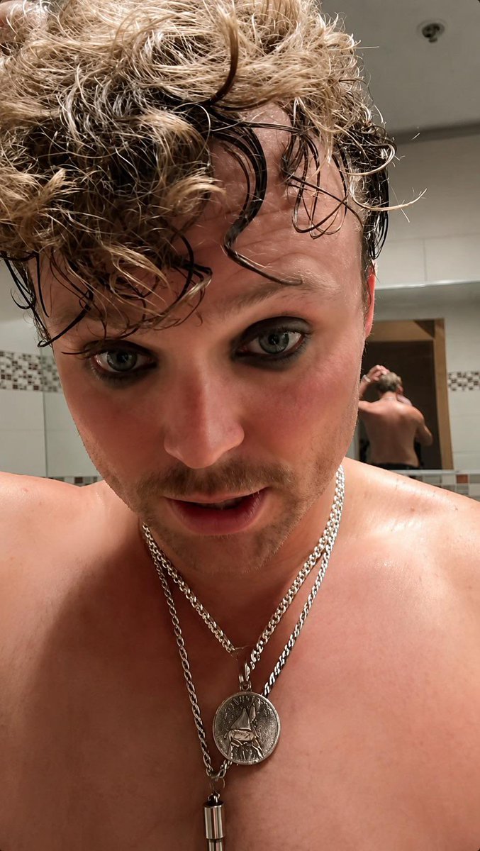 ashtonsexyback's tweet photo. https://t.co/lieyZi2DIh
