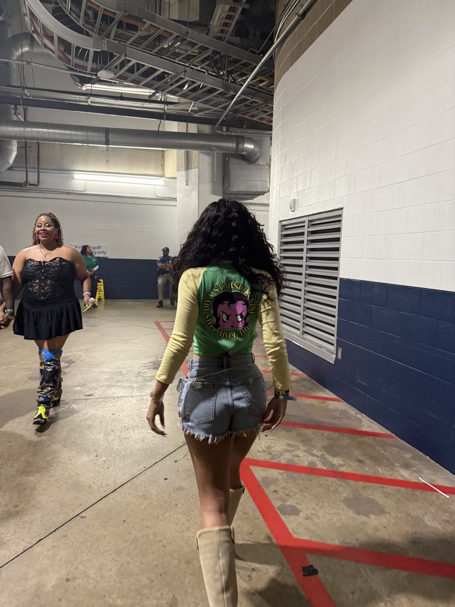 REESElaflare's tweet photo. The girls going crazy 💫 https://t.co/eaBC4uNtXE