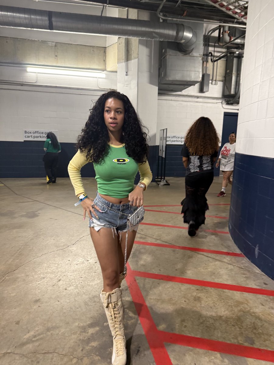 REESElaflare's tweet photo. The girls going crazy 💫 https://t.co/eaBC4uNtXE