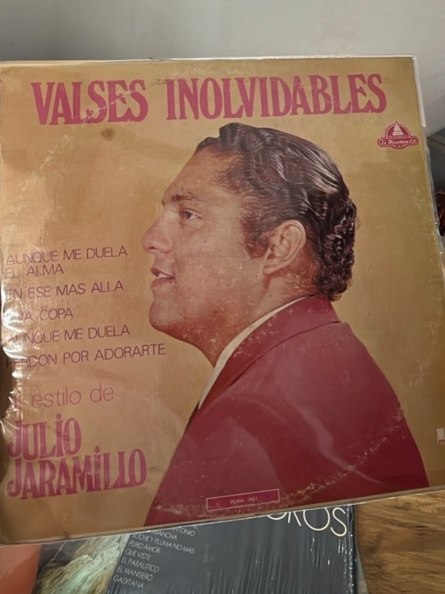 Chris_Montz's tweet photo. Hoy me vine a Ecuador con mi amorcito a buscar discos del gran Julio Jaramillo y de pronto 💛✨ https://t.co/URrnVBYiEP