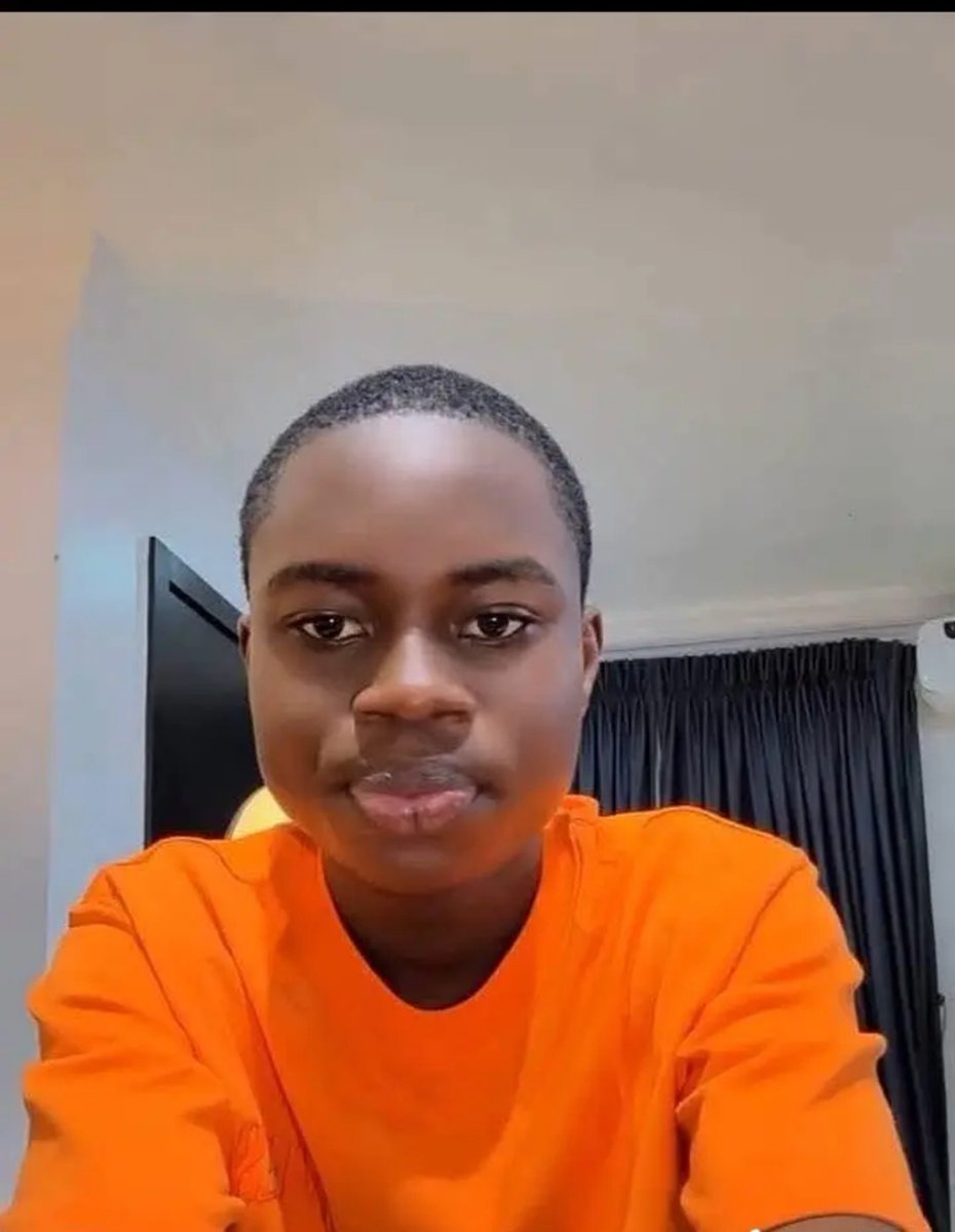 stay_dangero's tweet photo. In these two pictures 
The first one is the biggest streamer in Africa, who meets and connects with billionaire and men and women of timber and Caliber 

While the second one is an acclaimed biggest streamer meeting and connecting with pornstars 

Choose your favourite wisely🥺🤏 https://t.co/jWBEWIA8q6