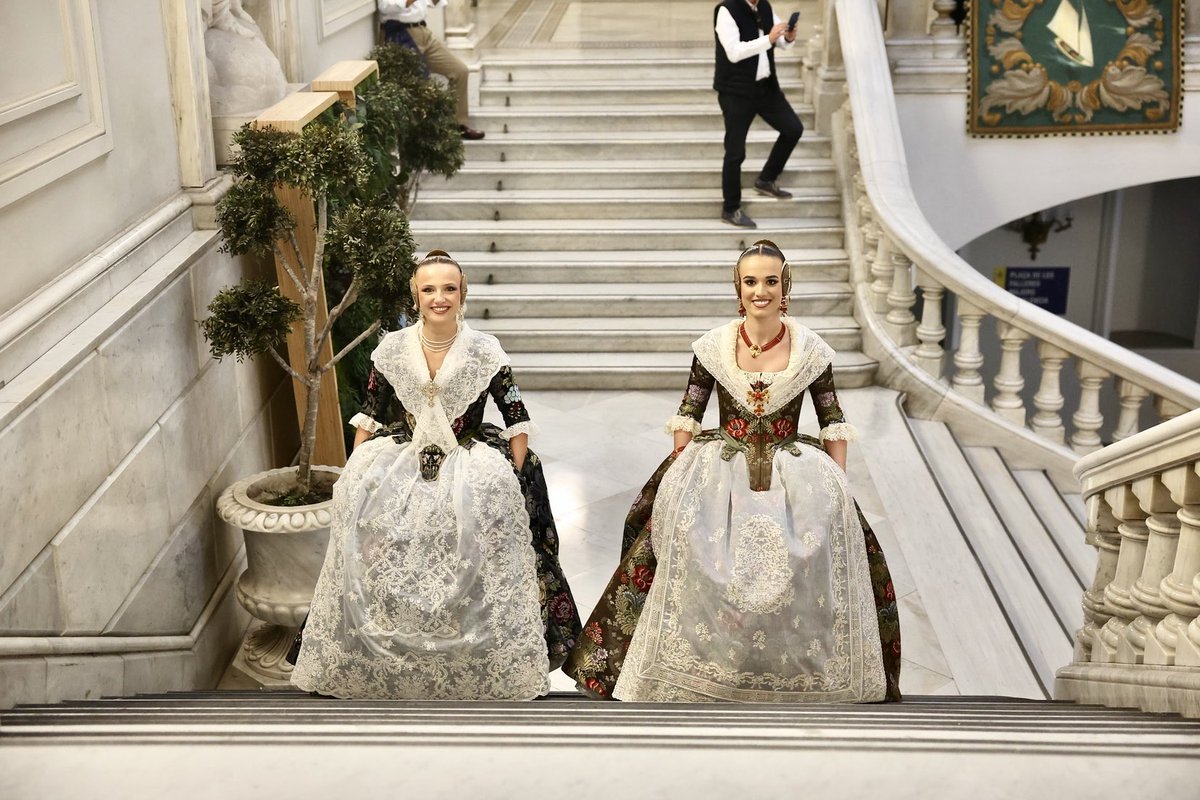 JCF_Valencia's tweet photo. 🏛️ Les candidates a Fallera Major de València i Fallera Major Infantil de València 2027 han ultimat els preparatius en l’assaig de la Proclamació a l’Ajuntament de València.

✨ Cada vegada queda menys per a una cita molt especial, en què la il·lusió i els nervis seran protagonistes d’un dels moments més importants del seu camí faller.

🤍 Tot està ja a punt per a viure un dia que quedarà per sempre en el seu record.