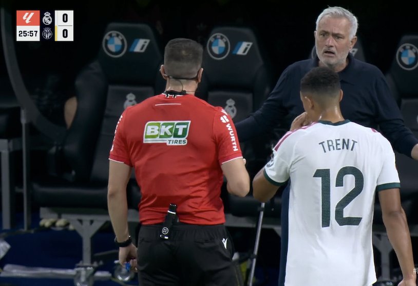 CR_74_'s tweet photo. 𝐁𝐑𝐄𝐀𝐊𝐈𝐍𝐆 🚨🚨🚨

The referee decided to give me a yellow card because the match was over and he couldn't give them to the players. https://t.co/u4wKO2A0At