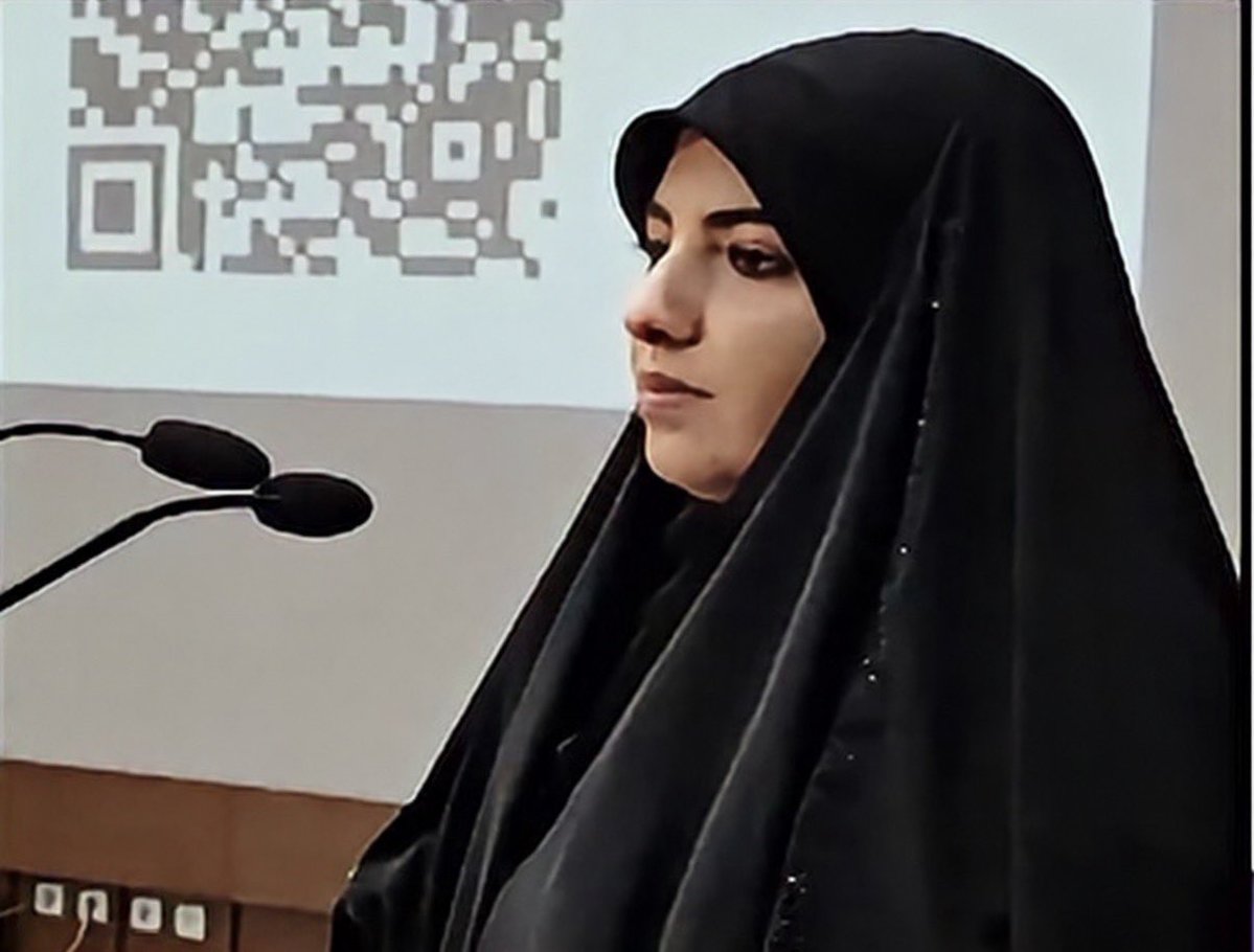 BahariBarbod's tweet photo. هانیه مهدیان بروجردی
دوران مدرسه مسئول بسیج دبیرستان  بود، بعد معلم دانشگاه آزاد شد.
با مادرش که رئیس هیئت تیراندازی با کمان بهارستانه، و پدرش که کارخانه میوه خشک و لواشک داره، عزیزان مارو در خوراسگان و بهارستان پرپر کردن.
هانیه با پیمان نجفی که عضو سپاهه، رابطه داشته و‌داره. https://t.co/FBunviOFiB