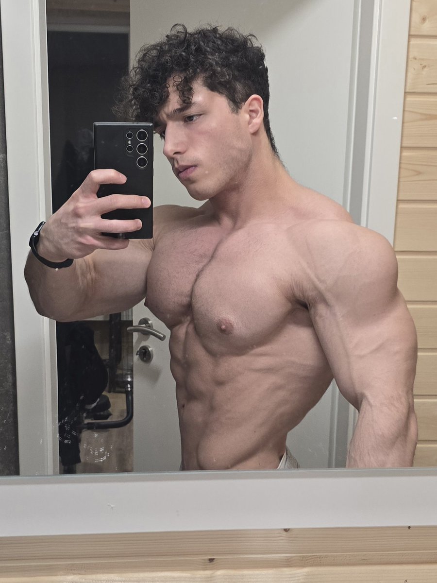 Aaronaeofficial's tweet photo. Superiority. Worship my supremacy on my blue page💪 https://t.co/D0gi1opASZ