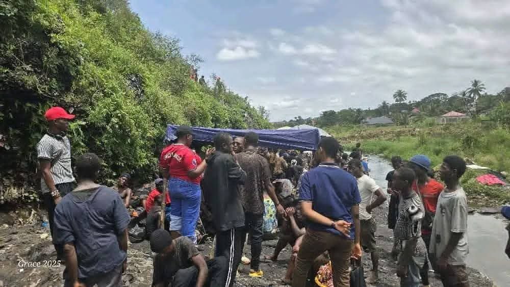 KlassicKingNice's tweet photo. #Salonex
If you want Kush to stop in S/ Leone,don't arrest small smokers in ghettos at Kroo Bay and Mabella.They're victims,they'll come back tomorrow because they're sick.Arrest 1 drug lord,the big importer at the port,put him on TV in handcuffs.When youths see big man the fear. https://t.co/OYQ6XSYniv