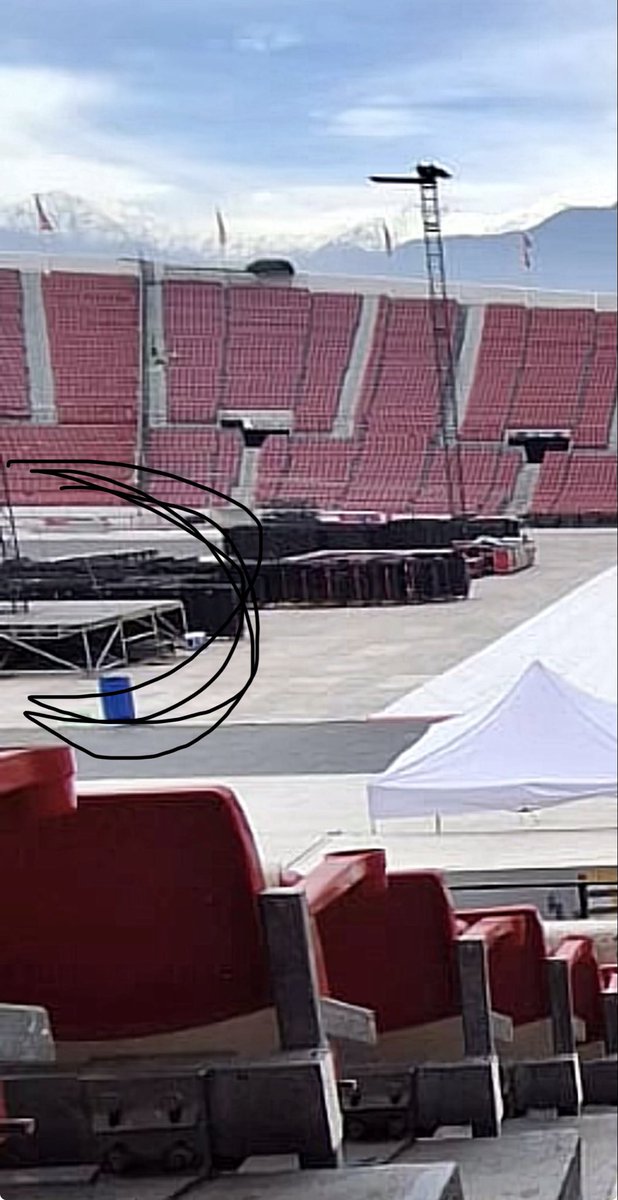 soloyioooj's tweet photo. Además si se fijan, este pilar está sobre las estructuras que son parte de la pasarela del escenario, al igual que los conciertos que sí han tenido laterales https://t.co/cYj1A1oI4B
