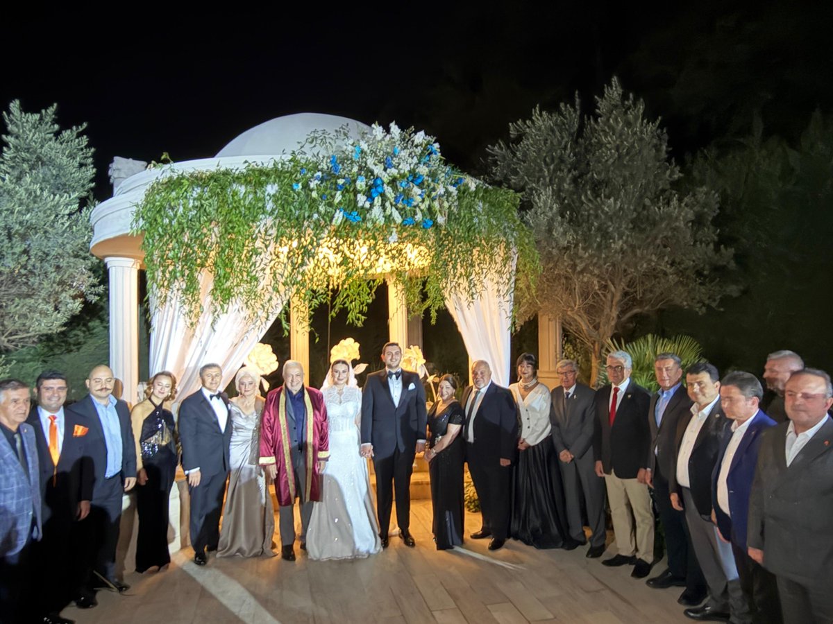 bursachpil's tweet photo. MUTLULUKLAR BELCE NUR &amp; BERK CAN!

Geçmiş dönem İl Başkanımız Zafer Yıldız’ın evladı Berk Can ile Belce Nur’un düğününe; Orhan Sarıbal, Uğur Kartum, Ufukcan Kaçmaz ve yönetimlerimizle birlikte katıldık.

Çiftimize bir ömür mutluluklar diliyoruz.

CHP İL BAŞKANI 
Av. @dzbaykal https://t.co/1jdriAJkhy