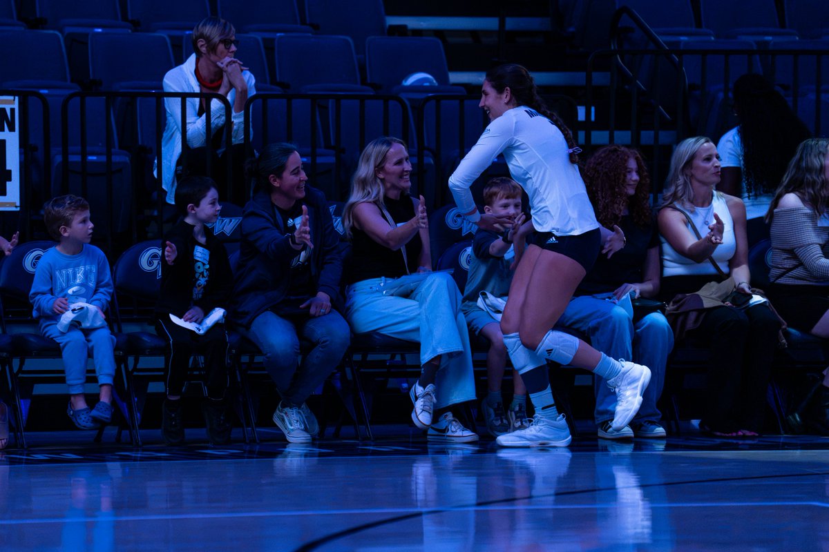 GW_Volleyball's tweet photo. Thank you to all our amazing alumni who came out to support! 💙

#RaiseHigh https://t.co/SUtlUupaLZ