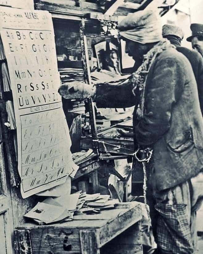 Fettahoglu3421's tweet photo. #EVLADI_OSMANLI
1928.Yılında ilk Defa #Latin_alfabesini.İnceleyen Ankaralı Bir Köylü. #YUNANI Değil 1000. Yıllık Geçmişi #TARiHi Denize Döktük ve O Günüde #BAYRAM Diye Kutladık ne Batılı Olabildik Nede #OSMANLI Kalabildik...
Cellatına #AŞIK Maneviyatsiz Bir Nesil Yetişdirildi https://t.co/bxhOZKNXpG