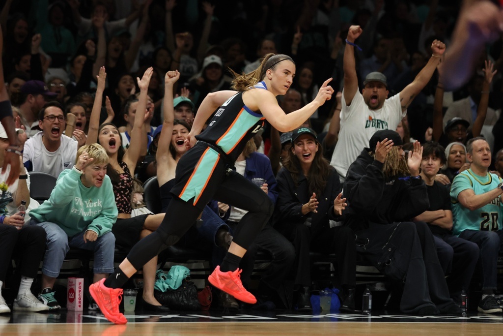 oliviarodrigo4k's tweet photo. [MQ] Olivia Rodrigo at the WNBA basketball semifinals between the New York Liberty and the Atlanta Dream / by Ishika Samant https://t.co/0VlqNVQQh4