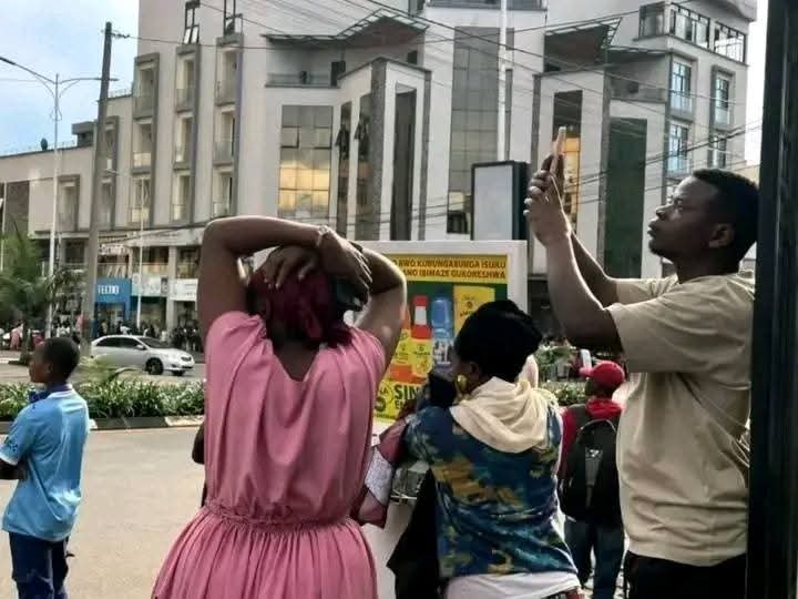 KwizeraHappy's tweet photo. Ndabira uko bwifashe bwa bu Gen Z bwo kwa @PaulKagame , bwadutwenga ngo isoko yo kwa NDAYIZAMBA ngo irahiye!!!

Rwaruka ndabakebure; INKONI YAKUBISE MUKEBA URAYIRENZA URUGO. Abo babahenda ngo muje ku mbuga mutuke Uburundi n'abarundi ntibabakunda kuko bo bakomeza bayarundarunda. https://t.co/7s3fYHFAJk
