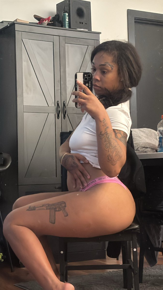 chyy_murdaa's tweet photo. Hey yall THIS THE REAL HUSTLEGURL LO !!!!! That girl @dejaaababy is impersonating me !!!!! https://t.co/ld4tesmOYQ