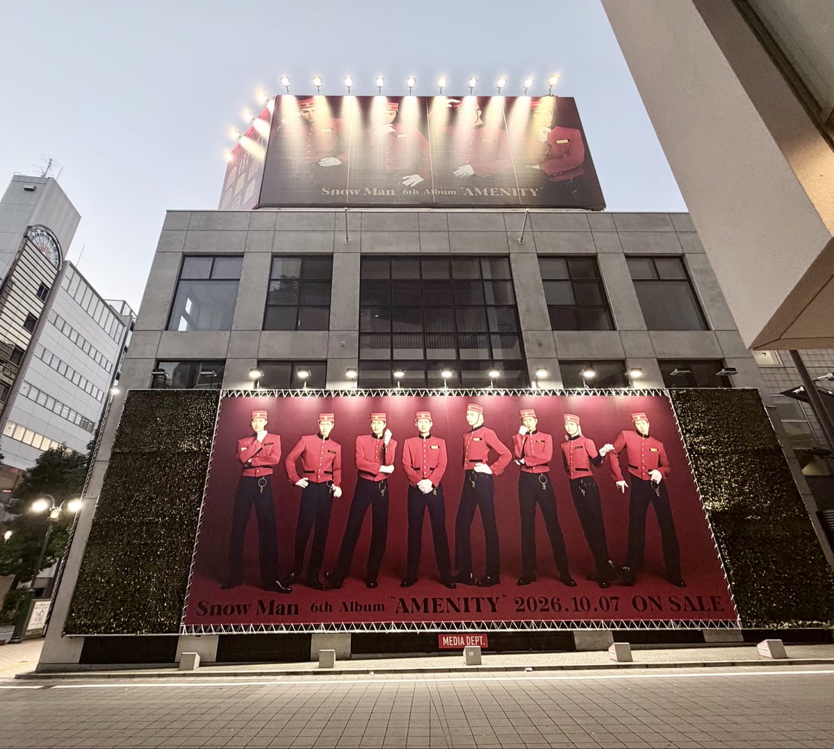 yukidarumania9's tweet photo. ナフサ不足の昨今…そして買ったとて会えるわけではないが、ただメンバーとオタク全員で前人未到の記録を喜んでこの一等地バカデカ看板を出し続けたい一心🔥
いよいよ決戦最終日 

#AMENITY_6thAL
#SnowMan https://t.co/F5MebCGkPF