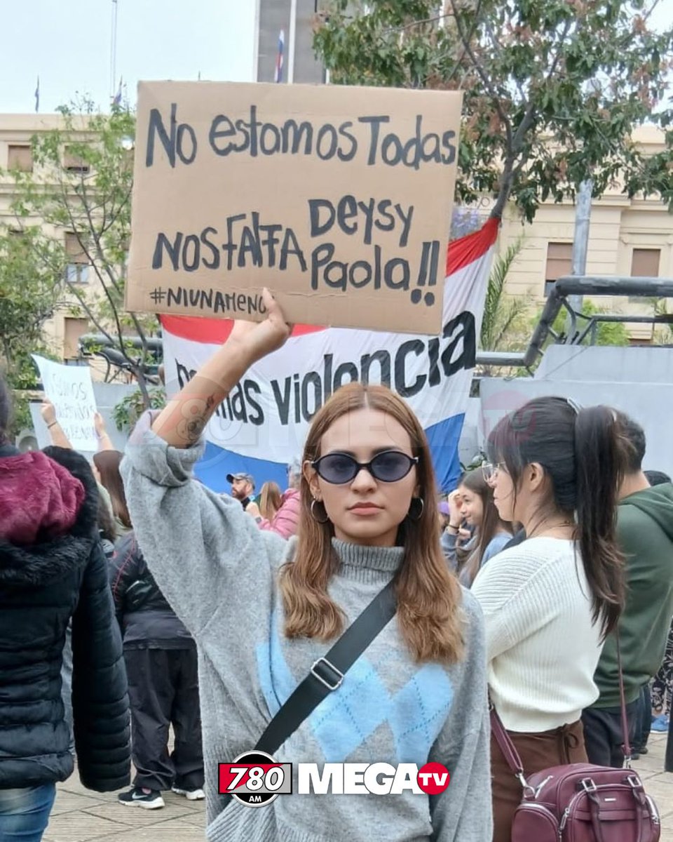 780AM's tweet photo. 🟣MUJERES SE MANIFIESTAN EN PLAZA DE LA DEMOCRACIA PARA EXIGIR JUSTICIA POR DEISY PAOLA |

👉Con carteles, consignas y un pedido firme de justicia, un importante grupo de mujeres se movilizan en la Plaza de la Democracia para exigir el esclarecimiento del feminicidio de Deisy Paola Giménez, ocurrido en la ciudad de Lambaré.

➡️La manifestación y marcha de protesta reunió a personas que alzaron su voz para reclamar justicia por la muerte de la joven de 22 años y exigir que el caso no quede impune.

🗣️Durante la movilización, los manifestantes expresaron su indignación y reclamaron respuestas de las autoridades competentes, al tiempo de insistir en la necesidad de combatir la violencia contra las mujeres y garantizar que hechos de esta naturaleza no se repitan.

#780AM @Megatv_py